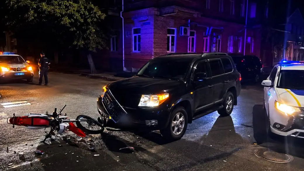 У Кропивницькому 13-річний мотоцикліст зіткнувся з Toyota: двоє підлітків у лікарні