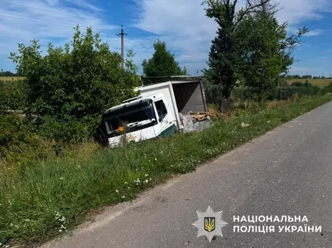 На Буковині Mercedes вилетів у кювет: 24-річний водій у лікарні