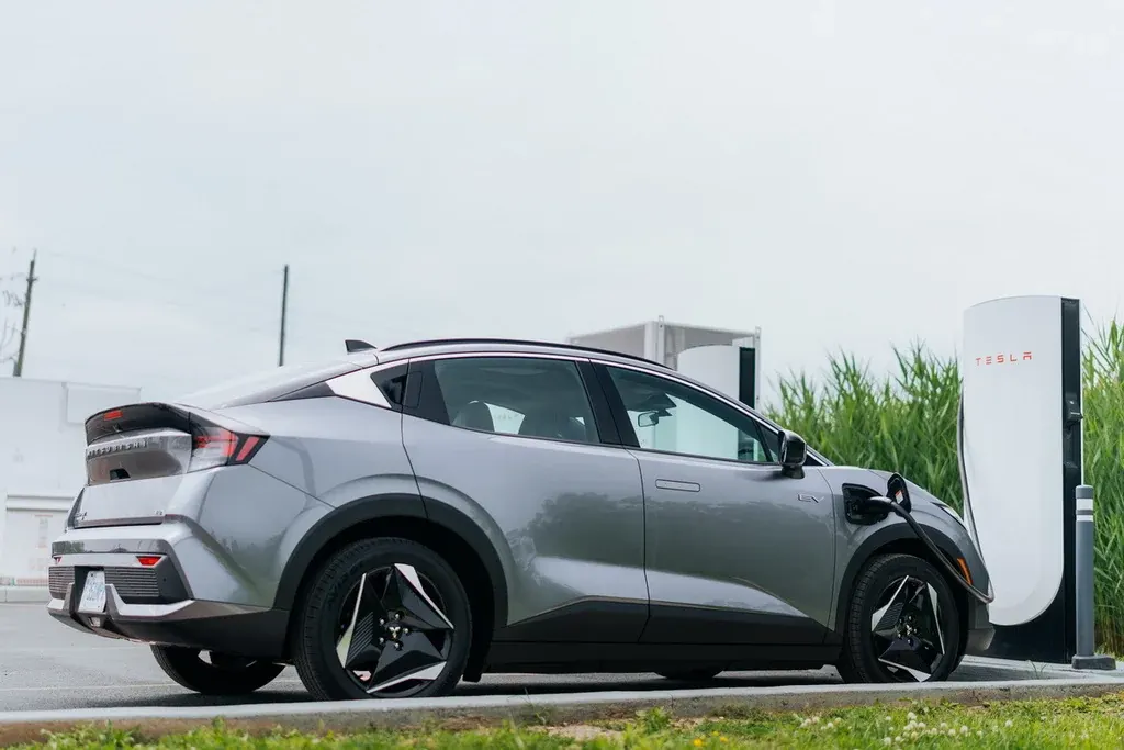 Mitsubishi Eclipse Sportback: два роз'єми для заряджання від Tesla та Nissan