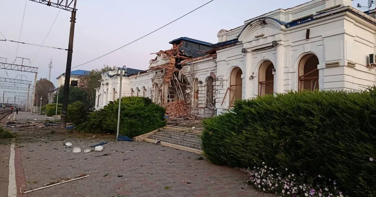 Дрон пошкодив вокзал у Берестині: поїзди скасували, люди вціліли