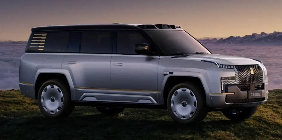 BYD Yangwang U8L Snowcrest Edition: позолота, 1180 сил і їзда боком
