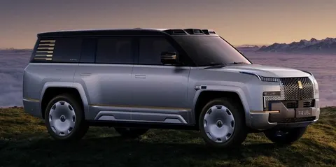 BYD Yangwang U8L Snowcrest Edition: позолота, 1180 сил і їзда боком
