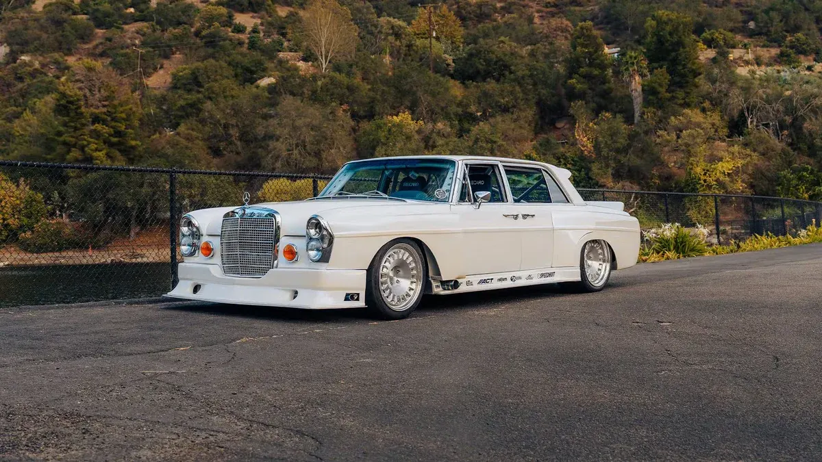 Mercedes S-Class W108 став синім хот-родом Blue Boar з V8 від Corvette