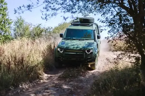 Land Rover показав армійський Defender Wolf Series II: що змінилося