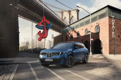 BMW перетворює екрани авто на кінотеатр: реклама Людини-павука дивує власників
