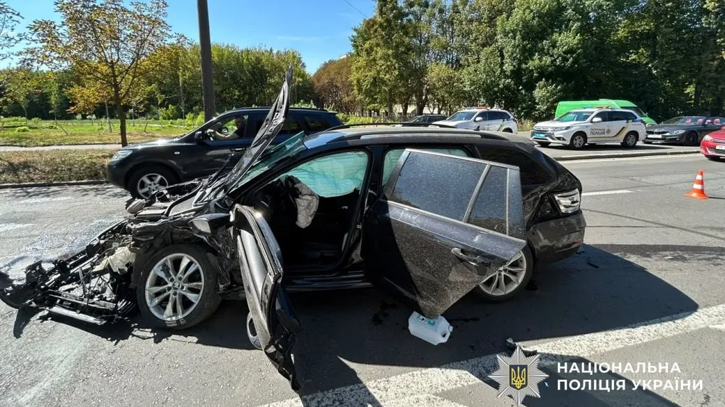 У Рівному зіткнулися Skoda та BMW: один із водіїв — на операційному столі