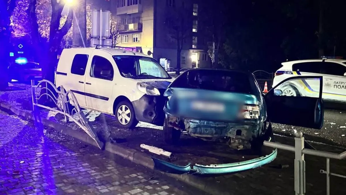 Луцьк: 20-річний водій Toyota зніс паркан і врізався в Renault