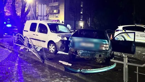 Луцьк: 20-річний водій Toyota зніс паркан і врізався в Renault