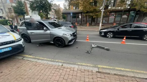 Mercedes vs електросамокат у Вінниці: постраждала 25-річна дівчина