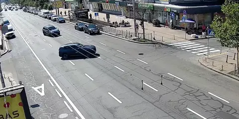 ДТП біля Палацу Україна: BMW X3 влетів у терасу ресторану KAØS після зіткнення