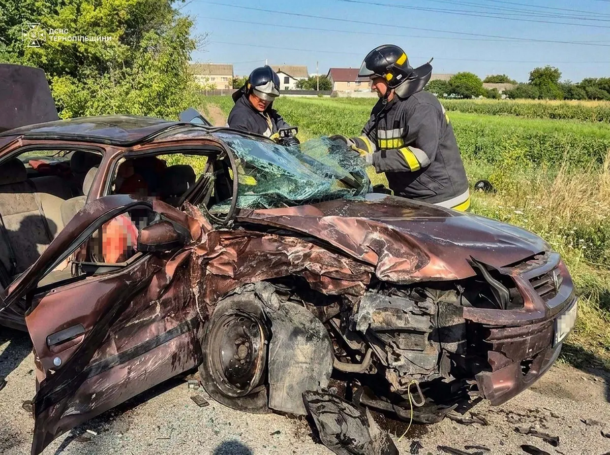 У Кременці рятувальники деблокували водія з понівеченого авто після ДТП