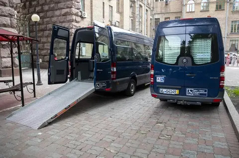 Київ отримав від німецьких партнерів мікроавтобуси для людей з інвалідністю