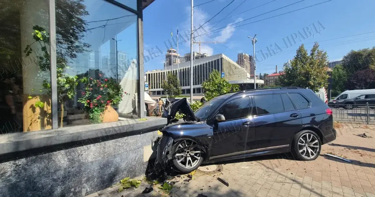 BMW на терасі кафе в Києві: екс-«смотрящий» СІЗО і топ-чиновник УАФ серед учасників ДТП