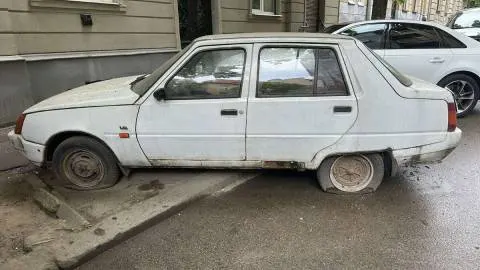 Львів вивозить 25 занедбаних авто: у списку від «Славути» до Audi