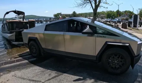 Tesla Cybertruck vs човен: буксирування виявилося жахливо неефективним
