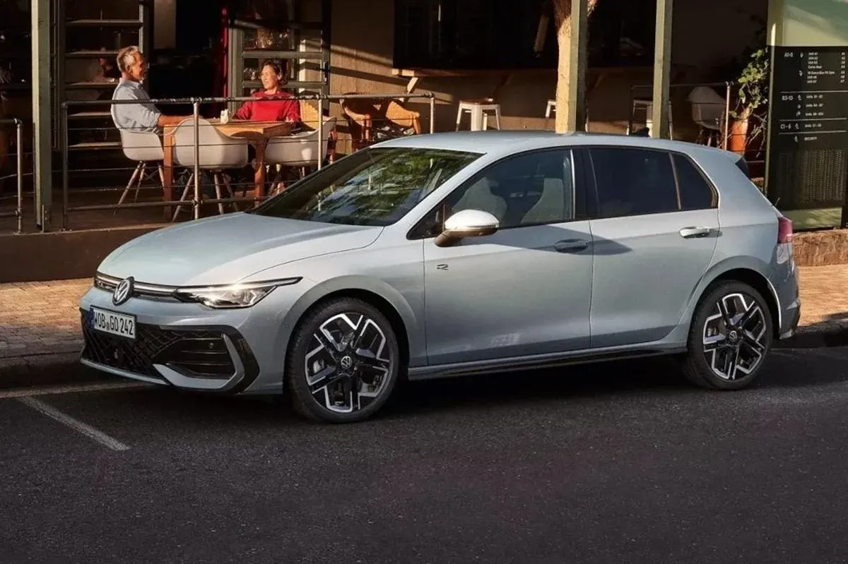 Німецький авторинок: Golf лідирує, Tesla Model Y зростає на 188%