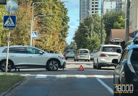 У Черкасах Volkswagen спровокував ДТП: Daewoo від удару влетів в опору