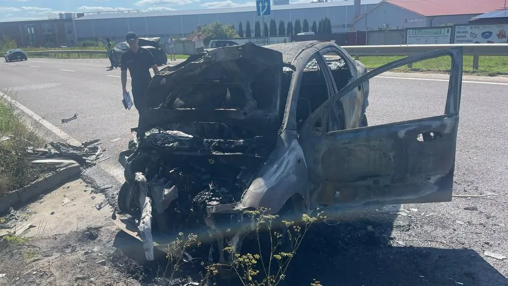 На Львівщині Tesla зіткнулася з Chevrolet: постраждали троє людей