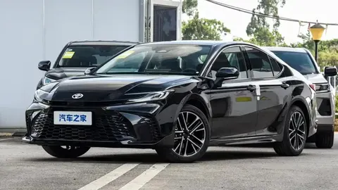 Toyota Camry 2027: що змінилося в салоні та скільки коштує новинка