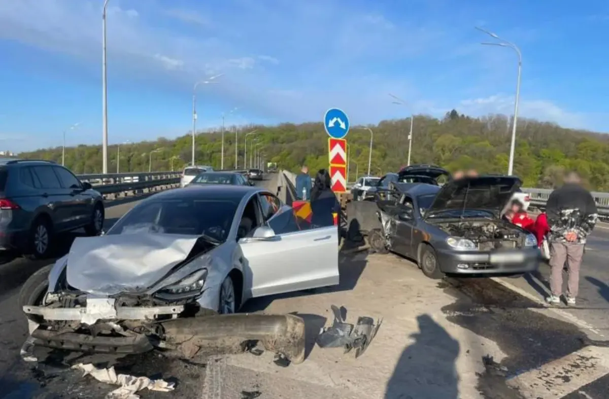 Смертельна ДТП на Дарницькому мосту: Tesla на 189 км/год, водію загрожує до 8 років