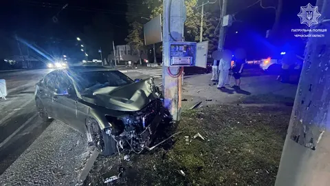 У Черкасах Range Rover не поступився Infiniti: дві автівки знесли електроопори й