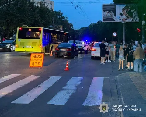 У Львові два BMW збили батька з донькою на переході: обидва у реанімації