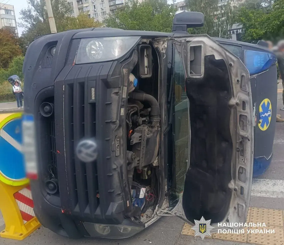 У Києві Volkswagen з маячками проїхав на "червоний" та зіткнувся з Toyota: 8 постраждалих