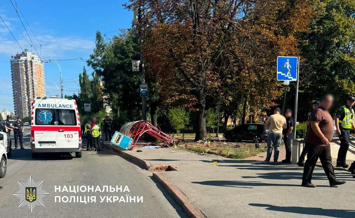 Смертельна ДТП на Чоколівському бульварі: Volkswagen протаранив зупинку