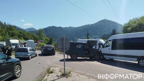 На Закарпатті потрійна ДТП: 13 постраждалих, серед них четверо дітей