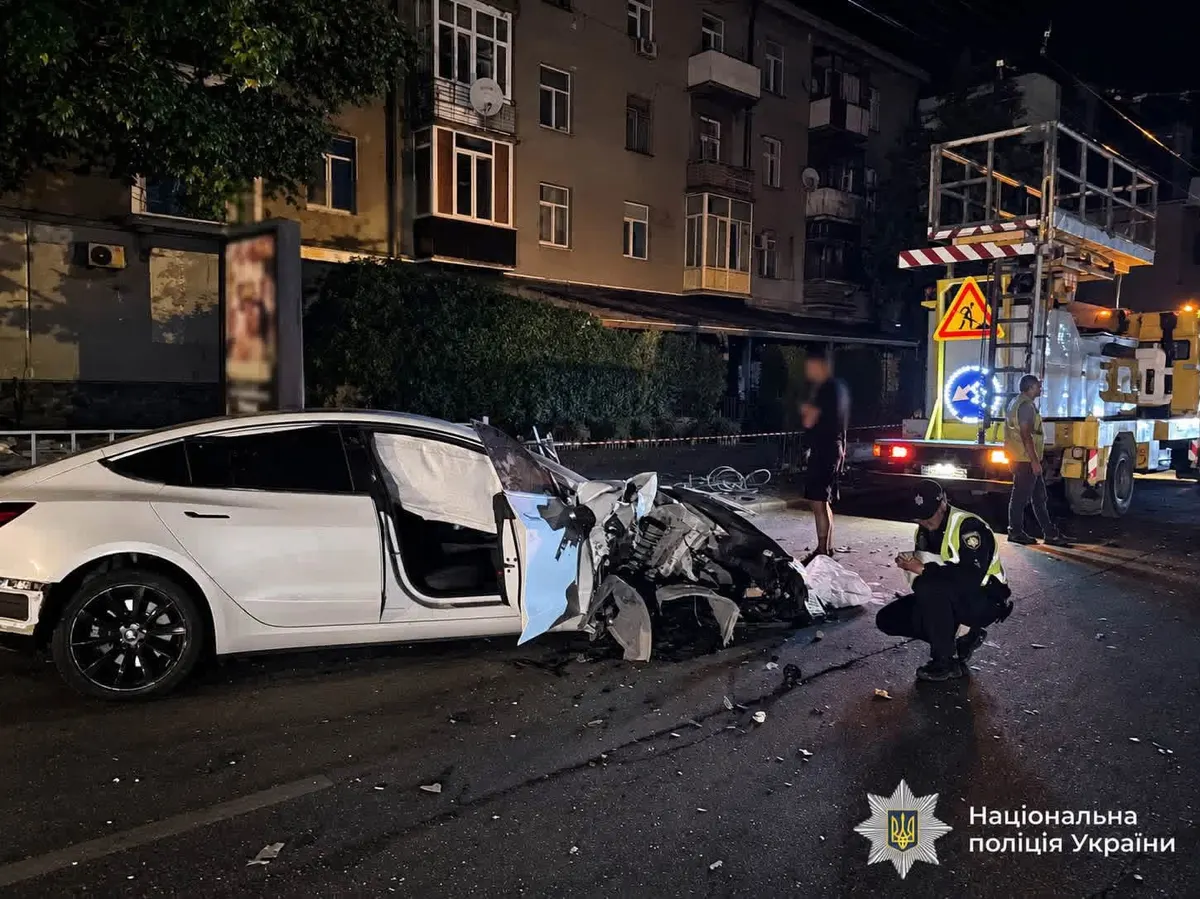 Tesla проти Seat: у Франківську пʼяний водій електрокара спричинив ДТП