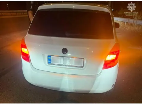 На Київ — Чоп водій Skoda заклеїв дві цифри на номері