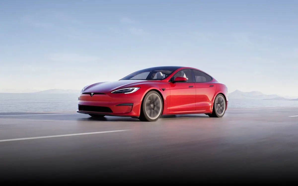 Жінка заряджає Tesla від звичайної розетки і платить у 2,5 рази менше, ніж за бензин