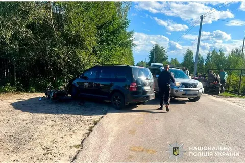 На Рокитнівщині мотоцикл Mustang зіткнувся з Volkswagen Touran: троє травмованих